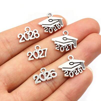 50 piezas de 15x18mm Colgantes con forma de birrete de graduación con números de año 2024 2025 2026 para hacer joyas DIY, accesorios chapados en plata antigua