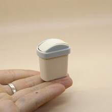 1:12 Scale Mini Dollhouse Trash Can- Realistic Flip Lid, Mini Dollhouse Furniture, Suitable For Dollhouse Scenery, Desktop Decoration- Compatible With Dollhouse Models And Collectors-(1:12 Scale) - 灰白雙色翻蓋垃圾桶 - 查看 2