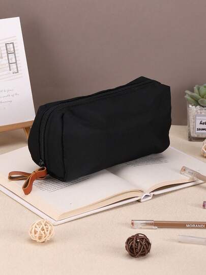 1pc Simple Black Pencil Case, Large Capacity, Multi-Functional Design, Stylish And Portable. Ideal For Student Stationery, Desktop Organization, And School Supplies. On For The Back-To-School Season, It's Also An Ideal Gift For Teacher's Day, Valentine's Day, Chinese New Year, And Birthdays.