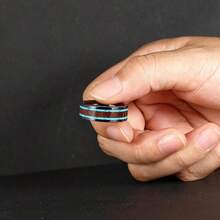 8毫米时尚黑色不锈钢戒指，镶嵌合成绿松石和木纹，独特叠戴戒指，扁平造型，佩戴舒适，珠宝礼品 - 雙邊綠松石木紋 - 查看 7