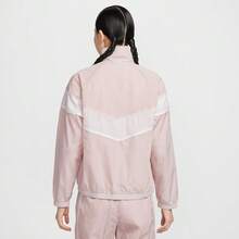 Nike 女士 AS W NKCT WR FZ JKT CNY 无帽梭织夹克 IQ3833-667 - 淺粉色 - 查看 3