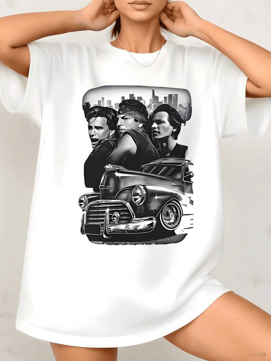 Escena urbana con coche clásico brillante frente a la silueta de una ciudad moderna que simboliza la fuerza la nostalgia y el espíritu libre en un ambiente metropolitano camiseta de mujer blanca 220g - Blanco - Ver 1