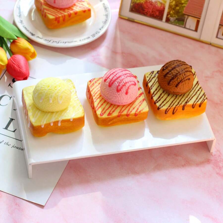 1个逼真冰淇淋吐司造型玩具，栩栩如生的食物造型，超柔软慢回弹，可用作压力球、成人减压玩具、挤压球、可爱减压玩具、感官手指玩具（适合14岁以上儿童），派对礼物、生日礼物、家居装饰、派对装饰品