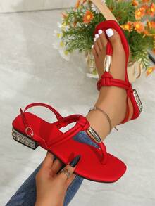 Chic Feet 亮红色打结人字拖凉鞋，方头平底，镶钻低跟，金属装饰#红色凉鞋 #平底凉鞋 #人字拖凉鞋 #方头鞋 #夏季凉鞋 #打结设计 #镶钻鞋跟 #金属装饰 #踝带凉鞋 #ChicFeet #休闲鞋 #日常穿着 #度假鞋 #约会穿搭 - 紅色 - 查看 13