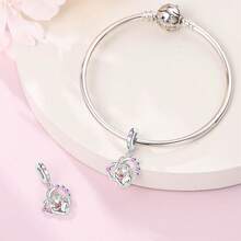 1. 纯银镀层亲子主题心形吊坠。心形象征着爱与陪伴，而拥抱的亲子设计则代表着母爱和亲密的纽带。 - 彩色 - 查看 5