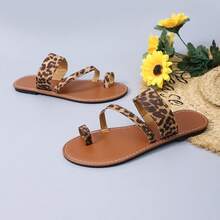 2026 New Women's T-Strap Sandals, Casual Vacation Fashion Flat Toe-Ring Sandals, Versatile Non-Slip Beach Flip Flops - Embroidered Leopard Print - View 2