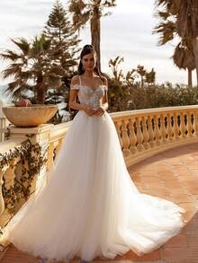 Enchanting Sweetheart Neckline Spaghetti Strap Wedding Dress With Daring Low Back And 3D Floral Accents – A Sophisticated Ivory A-Line Floor-Length Gown Featuring Delicate Botanicals, Flowing Silhouette, And Elegant Details, Perfect For Wedding Ceremonies, Holiday Events Including Christmas Galas And Halloween Parties, Formal Balls, Prom Nights, Birthday Celebrations, Anniversary Dinners, Bridal Showers, Honeymoon Getaways, Evening Soirées, Graduation Banquets, Homecoming Dances, Cocktail Receptions, And As A Stunning Guest Outfit For Special Occasions. This Dreamy A-Line Gown Combines A Flattering Sweetheart Neckline With Dainty Straps, Captivating Floral Embellishments, And Alluring Open Back Design For A Truly Magical Look. - 白色 - 查看 1