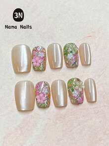 春日花卉美甲套装，10片装短方形按压式美甲贴片 | 3D立体花卉设计，搭配乳白色猫眼闪粉和水钻 | 甜美盛开的花园美甲套装，适合日常和派对造型（女士及女孩适用） - 香檳色 - 查看 2