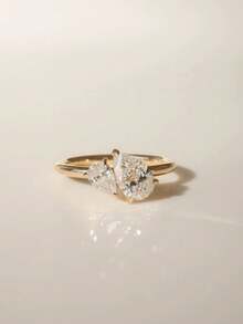 925 纯银双水滴设计女士戒指，镶嵌闪亮锆石，是女士订婚/求婚的优质珠宝 - 金黃色 - 查看 3