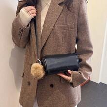 Bolso de hombro cilíndrico de cuero con relieve de serpiente, bolso de barril texturizado negro con adorno de pompón, bolso de mano compacto de alta gama para uso diario y nocturno - Negro - Ver 3