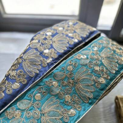 Extra långt beige broderat organza-satinband - Blom- och diamantmönster accentuerade med guldtråd, högkvalitativt tyg lämpligt för gör-det-själv-klädaccessoarer och heminredning - modern skimrande sömnadsdetaljer i blandade färger