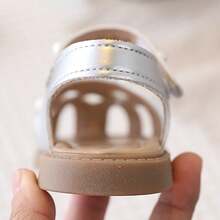 1双儿童仿珍珠透气休闲凉鞋 - 銀色 - 查看 7