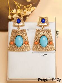 这是一套波西米亚风格的首饰套装，包含一条项链和一对耳环。首饰以金色金属底座制成，镶嵌着绿松石、橙色和紫色宝石或仿制宝石。设计融合了三角形等几何元素，展现出复古奢华的风格，非常适合搭配波西米亚风和度假风的服装，增添独特的魅力。 - 彩色 - 查看 3