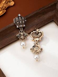 一对复古优雅皇冠造型耳环，饰有蜜蜂和仿珍珠元素，设计独特迷人，适合女性在宴会、节日和婚礼等场合佩戴。 - 彩色 - 查看 5