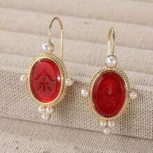 1 par de brincos vintage elegantes com pingente geométrico em relevo e pérolas artificiais vermelhas incrustadas. Uma joia requintada para presentear mulheres em festivais. - Vermelho - Ver 4
