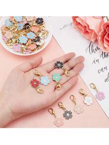 10 piezas de dijes de esmalte con flores, dijes con clip de marcador de punto de bordado de flor de cerezo para hacer joyas, coser, pulseras trenzadas, cierres de cremallera con mosquetón - Hebilla de langosta de cinco pétalos que gotea aceite - Ver 4