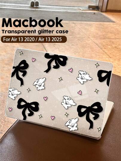 תיק מחשב נייד שקוף בצורת לב בצורת פפיון מצויר אחד, גימור מבריק, קל משקל ובולם זעזועים. מתאים לדגמי Air בגודל 13 אינץ' ו-15 אינץ', כמו גם לגרסאות Pro M2 ו-M3 בגודל 14 אינץ'. כולל פונקציות נגד טביעות אצבעות, עמידות בפני זעזועים ופיזור חום, מתנה מושלמת לחגים ולאירועים מיוחדים.