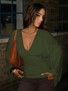 Áo dệt kim cổ chữ V màu xanh rêu thời trang dành cho nữ, tay dài loe, chất liệu co giãn, thoải mái và ôm dáng, phù hợp cho nhiều dịp, mùa xuân và mùa hè. - Màu xanh lá cây đậm - Xem 4