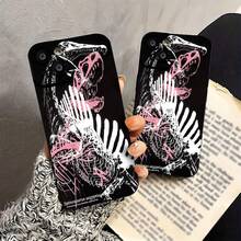 Esqueleto de Spinosaurus aegyptiacus rosa y blanco sobre fondo negro. Esta elegante funda es compatible con Samsung, Apple, OPPO, , etc. Fabricada en TPU flexible, resistente a golpes y arañazos, ofrece una excelente protección contra caídas y un agarre cómodo. Es un regalo ideal para familiares, amigos y seres queridos, ideal para festivales, San Valentín, envíos rápidos, fundas para hombre, celulares y accesorios. - Negro - Ver 1
