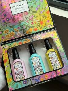 PEACH JO+ 3件套梦幻花香喷雾套装，限量版室内外皆可使用香薰空气清新剂。多层次提升心情，持久散发茉莉、栀子花和薰衣草的自然清新迷人香气。是约会、派对、聚会、旅行、假期、居家、酒店、办公室的理想之选。 - 多款式 - 查看 1