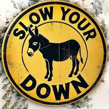 1 Peça Placa de Metal Vintage Sinal de Atenção Burro Plano 2D - "Devagar com seu Burro" Decoração de Parede Engraçada de Estilo Fazenda, Placa Externa Estilo País Preto e Amarelo de 8x8 Polegadas com Silhueta de Burro, Resistente às Intempéries para Jardim, Entrada ou Estábulo, Furos de Montagem Aleatórios - A - Visão 5