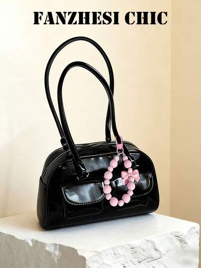 新款时尚纯色黑色PU皮女士单肩包，内部空间宽敞。这款手提包设计包括外部粉色串珠吊坠、多个拉链隔层、多功能用途、顺滑的五金拉链以及顶部双提手，方便肩背或手提。内部空间可容纳口红、钥匙、化妆品等日常用品。适合女性通勤上班、外出购物、商务旅行、旅游、约会和日常使用。