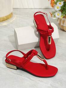 Chic Feet 亮红色打结人字拖凉鞋，方头平底，镶钻低跟，金属装饰#红色凉鞋 #平底凉鞋 #人字拖凉鞋 #方头鞋 #夏季凉鞋 #打结设计 #镶钻鞋跟 #金属装饰 #踝带凉鞋 #ChicFeet #休闲鞋 #日常穿着 #度假鞋 #约会穿搭 - 紅色 - 查看 4