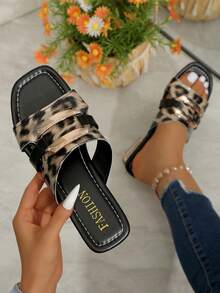 Chic Feet 豹纹方头拖鞋 | 低跟休闲夏季穆勒鞋，#豹纹凉鞋 #拖鞋 #方头鞋 #低跟穆勒鞋 #夏季凉鞋 #休闲鞋 #日常穿搭 #度假鞋 #街头风 #潮流鞋履 #SHEINShoes #SHEINSummer #平价时尚 #女鞋 #动物纹 - 紋 - 查看 8