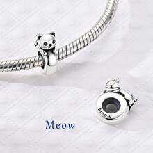 这款奢华的动物吊坠系列，采用纯银色设计，工艺精湛，风格百搭，可为您的手链叠戴增添一抹亮色。每个吊坠都经过精心抛光和珐琅工艺处理，呈现出令人惊艳的视觉效果。 - 彩色 - 查看 4