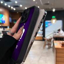 Logotipo de Pumas sobre fondo morado y blanco. Esta elegante funda negra es compatible con Samsung, Apple, VIVO, OPPO, , Transsion, ,  y Honor. Fabricada en silicona TPU, ofrece protección contra golpes y caídas, además de una sensación superior. Es un regalo ideal para familiares, amigos y seres queridos, y la opción perfecta para San Valentín y Año Nuevo. - Negro - Ver 6