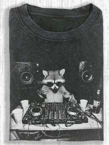 2026 Washed Cotton, DJ Raccoon  Print T-Shirt, High-Quality Batik Cotton Vintage Fashion Brand T-Shirt, Women's T-Shirt, Popular For Daily Wear, Holiday Gift, Perfect Present, White Tops, Valentines Day Outfit, Mardi Gras, Summer Tops,   For Women, Valentine Outfits For Women, Women Tops, Fairycore, Superbowl, Elegant Women's Clothing - 黑色 - 查看 1