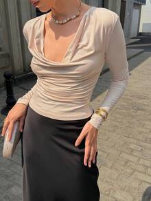 女士性感深V领闪亮金属箔上衣，适合约会、派对穿着 - 杏色 - 查看 1