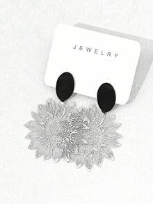 1 Pair Women's Retro Fashion Versatile Hollow Sunflower Metal Earrings, Suitable For Daily Wear - Silver - View 3