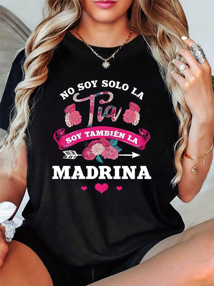 Plus Size - Proud of a Dual Identity, The Spanish Phrase 'No Soy Solo La Tía, Soy También La Madrina' Adorns a Plus-Size Women'S Fashion Casual Round-Neck T-Shirt for Spring And Summer, Featuring Floral And Ribbon Patterns - Negro - Ver 1