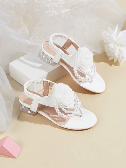 2026新款女童蕾丝珍珠花朵高跟舒适露趾绑带凉鞋，白色银色时尚款，适合春、夏、秋季穿着。