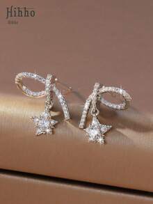 Hihho 一对闪耀的锆石蝴蝶结耳环，璀璨如钻。融合甜美、清爽与奢华，兼具少女的妩媚与优雅，时尚的耳环饰品适合约会、派对等轻松的社交场合，也可搭配甜美或略带成熟气息的服饰。 - 蝴蝶結 - 查看 7