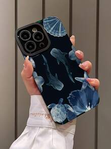 1个简约个性化鲸鲨与蓝色花朵环绕竖条纹仿皮软保护手机壳，适合作为礼物送给朋友和爱人，兼容苹果 17/17AIR/17PRO/17PROMAX - 彩色 - 查看 3