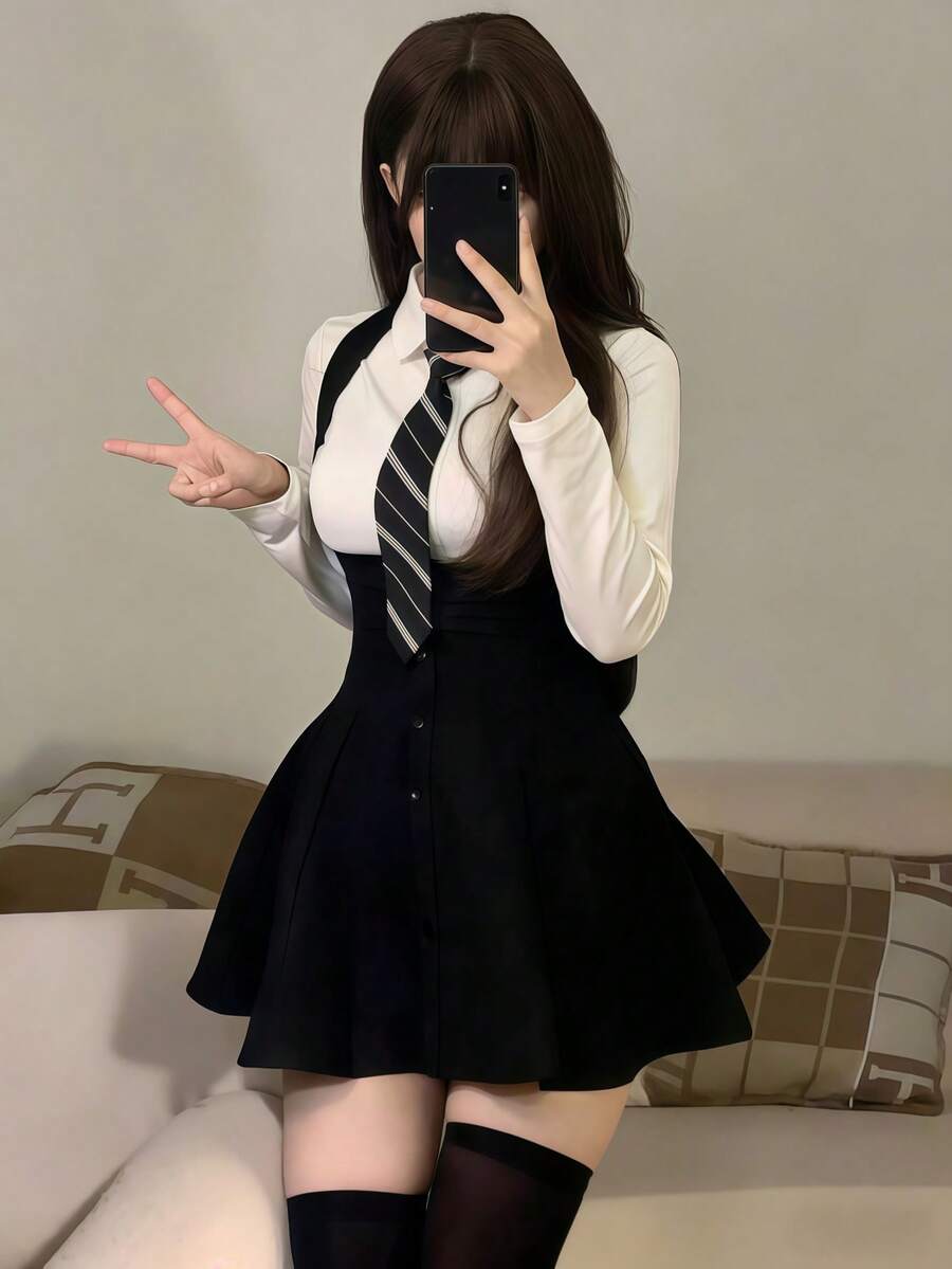 一套优雅高腰单排扣修身套装，适合角色扮演、情侣互动、拍照、各种节日、情人节礼物、日常及节日穿着，包含上衣和吊带连衣裙。 - 黑與白 - 查看 1