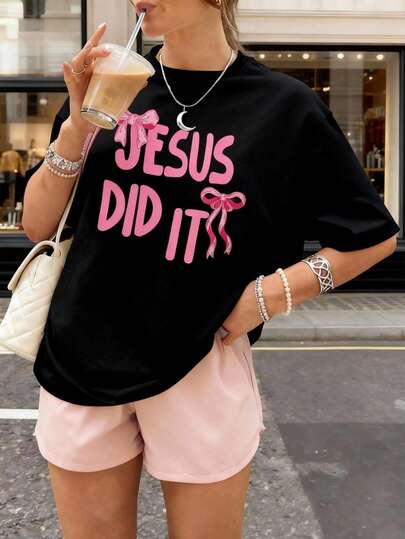 Áo thun nữ tay ngắn cổ tròn họa tiết nơ và chữ in, kiểu dáng mùa hè mới, chất liệu rộng rãi, đa năng, thời trang mặc hàng ngày.