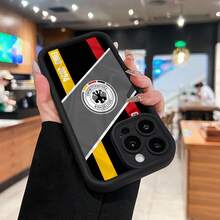 Diseño de la bandera de Alemania para la Eurocopa 2024. Esta elegante funda negra es compatible con Samsung, Apple, VIVO, OPPO, , Transsion, ,  y Honor. Fabricada en silicona TPU, ofrece protección contra golpes y caídas, además de una sensación superior. Es un regalo ideal para familiares, amigos y seres queridos, y la opción perfecta para San Valentín y Año Nuevo. - Negro - Ver 2