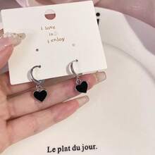 甜美清爽的黑色心形耳环，女士款；夏季新款耳环；小巧精致的高端耳环套装 - 黑色 - 查看 4