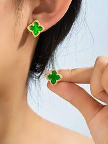 Màu xanh lá cây đậm