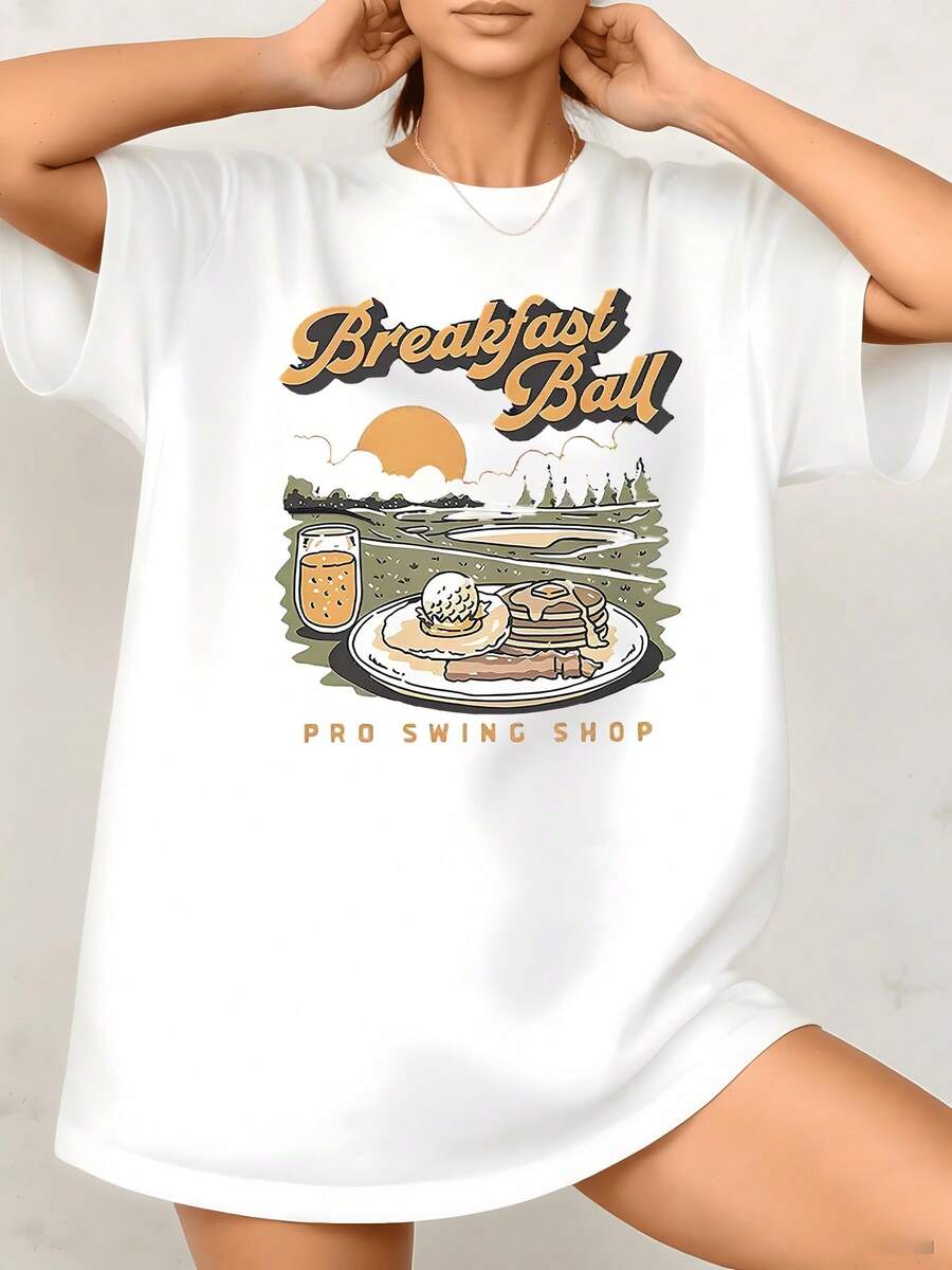 Salida del sol sobre un campo verde con un desayuno servido que incluye panqueques miel y jugo evocando una mañana tranquila camisetas de mujer blancas suaves casuales 220g - Blanco - Ver 1