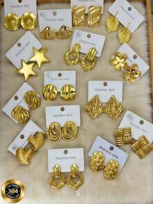 12对随机金色耳钉套装，采用不锈钢材质，防水防过敏，INS风格，饰有复古设计，如花朵形状、横向心形、叶子形状、几何形状等。 - 彩色 - 查看 3
