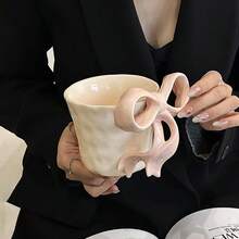 1 chiếc cốc cà phê dễ thương và tinh tế, cốc sứ cao cấp với họa tiết nơ 3D, thích hợp dùng trong gia đình, văn phòng, làm quà tặng, sinh nhật, cửa hàng tráng miệng, tiệc trà chiều, tiệc tùng, ký túc xá, tặng bạn bè. - Nhiều màu - Xem 5