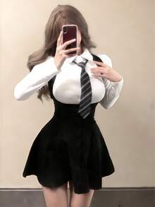 一套优雅高腰单排扣修身套装，适合角色扮演、情侣互动、拍照、各种节日、情人节礼物、日常及节日穿着，包含上衣和吊带连衣裙。 - 黑與白 - 查看 5