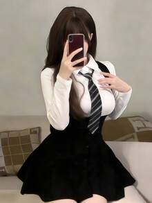 一套优雅高腰单排扣修身套装，适合角色扮演、情侣互动、拍照、各种节日、情人节礼物、日常及节日穿着，包含上衣和吊带连衣裙。 - 黑與白 - 查看 2