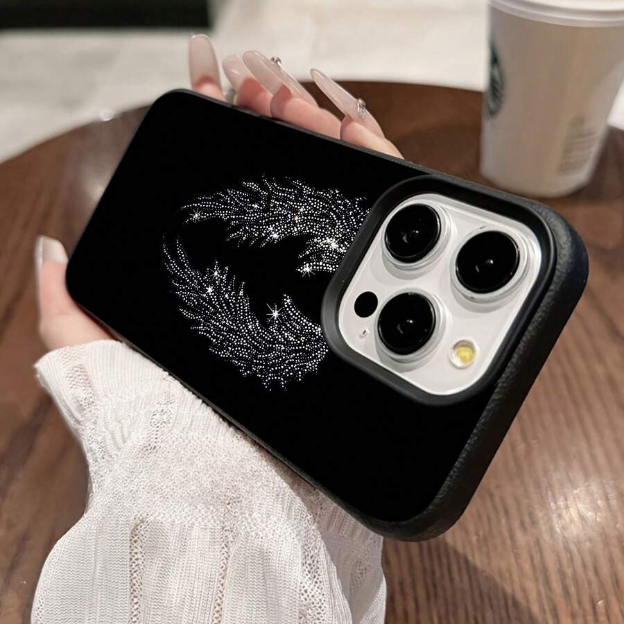 Alas de ángel con fondo negro brillante. Esta elegante funda negra es compatible con Samsung, Apple, VIVO, OPPO, , Transsion, , y Honor. Fabricada en silicona con textura de cuero, ofrece protección contra golpes y caídas, además de una sensación superior. Es un regalo ideal para familiares, amigos y seres queridos, y una opción perfecta para San Valentín y Año Nuevo. - Negro - Ver 1