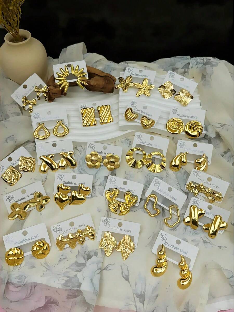 32對優雅不鏽鋼鑄造耳環,幾何造型如花朵、水滴、蝴蝶與翅膀。這款極簡時尚不鏽鋼耳環適合女性日常配戴,也是送給女性好友的最佳禮物。(隨機發貨) - 金色 - 查看 1