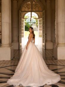 Glamorous Sweetheart Neckline Spaghetti Strap Wedding Dress With Open Back And Dazzling Sequin Embellishments – An Elegant Ivory A-Line Floor-Length Gown Featuring Sparkling Bodice Details, Graceful Flowing Silhouette, And Alluring Low Back Design, Perfect For Wedding Ceremonies, Holiday Events Including Christmas Galas And Halloween Parties, Formal Balls, Prom Nights, Birthday Celebrations, Anniversary Dinners, Bridal Showers, Honeymoon Getaways, Evening Soirées, Graduation Banquets, Homecoming Dances, Cocktail Receptions, And As A Stunning Guest Outfit For Special Occasions. This Chic A-Line Gown Combines A Flattering Sweetheart Neckline With Delicate Straps, Captivating Shimmer Accents, And Sophisticated Open Back For A Truly Enchanting And Memorable Look. - 白色 - 查看 2